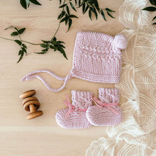 Load image into Gallery viewer, Snuggle Hunny Kids Merino Wool Baby Bonnet &amp; Booties - Pink
